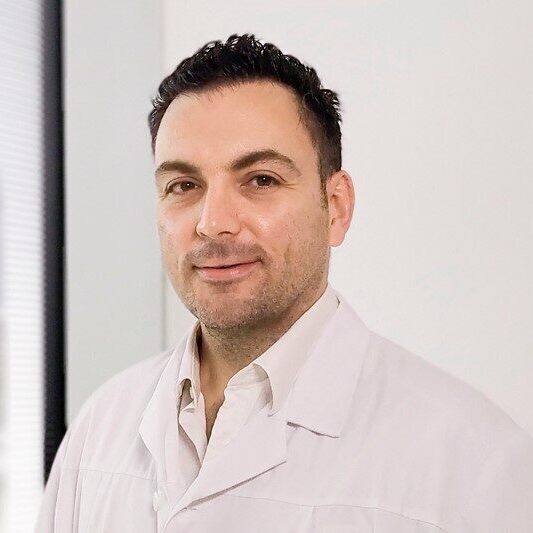 Chirurgien Sebastien Levy specialiste spécialiste FMH en Chirurgie de la colonne vertébrale (SSNC et SO)