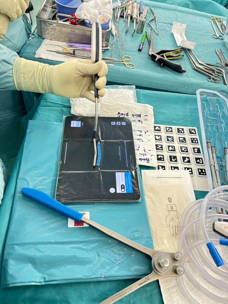 Docteur Sébastien Levy chirurgie avec instrumentation de réalité virtuelle augmentée
